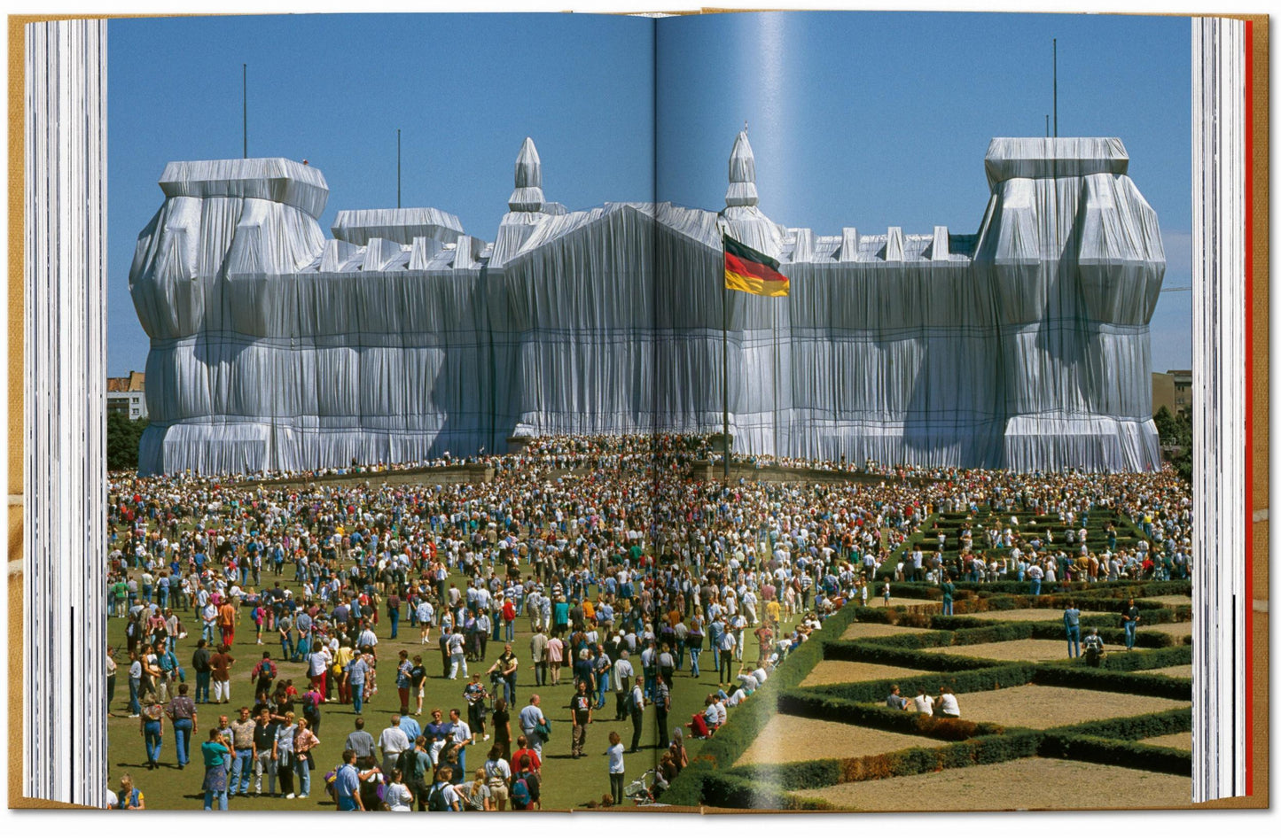 Christo and Jeanne-Claude. 40th Ed. (German, French, English)
